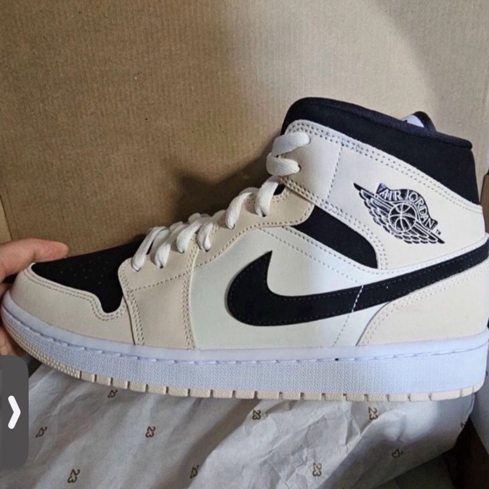 Jordan Mid-Top Sneakers Cream Black